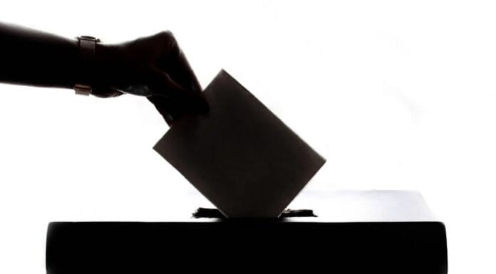 ΠΡΟΩΡΕΣ ΕΚΛΟΓΕΣ: ΤΟ “ΣΕΝΑΡΙΟ” ΠΟΥ ΚΑΙΕΙ ΤΟ ΜΑΞΙΜΟΥ ΚΑΙ ΤΟ “ΟΧΙ” ΤΟΥ ΜΗΤΣΟΤΑΚΗ Άτομο ρίχνει ψηφοδέλτιο σε κάλπη, συμβολίζοντας την ψηφοφορία.