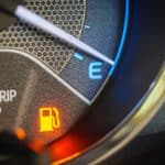 «ΕΘΝΙΚΗ ΑΙΜΑΤΗΡΗ ΑΝΤΛΙΑ» – Η ΕΛΛΑΔΑ ΠΡΩΤΑΘΛΗΤΡΙΑ ΣΤΗΝ ΑΚΡΙΒΕΙΑ ΤΩΝ ΚΑΥΣΙΜΩΝ Εικόνα δείχνει το δείκτη καυσίμου με χαμηλό επίπεδο και προειδοποιητικό φωτάκι.