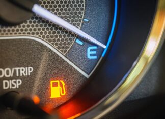 «ΕΘΝΙΚΗ ΑΙΜΑΤΗΡΗ ΑΝΤΛΙΑ» – Η ΕΛΛΑΔΑ ΠΡΩΤΑΘΛΗΤΡΙΑ ΣΤΗΝ ΑΚΡΙΒΕΙΑ ΤΩΝ ΚΑΥΣΙΜΩΝ Εικόνα δείχνει το δείκτη καυσίμου με χαμηλό επίπεδο και προειδοποιητικό φωτάκι.