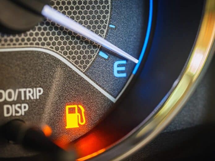 Εικόνα δείχνει το δείκτη καυσίμου με χαμηλό επίπεδο και προειδοποιητικό φωτάκι.