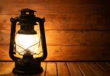 ΠΡΟΓΡΑΜΜΑ «ΑΠΟΛΛΩΝ»: ΕΝΑ ΦΙΑΣΚΟ ΠΟΥ ΑΦΗΝΕΙ ΤΟΥΣ ΕΥΑΛΩΤΟΥΣ ΣΤΟ ΣΚΟΤΑΔΙ Φάρος με φως σε ξύλινο τοίχο, συμβολίζει την ελπίδα και την καθοδήγηση. Ιδανικό για την προώθηση της.