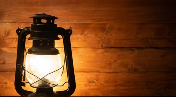 ΠΡΟΓΡΑΜΜΑ «ΑΠΟΛΛΩΝ»: ΕΝΑ ΦΙΑΣΚΟ ΠΟΥ ΑΦΗΝΕΙ ΤΟΥΣ ΕΥΑΛΩΤΟΥΣ ΣΤΟ ΣΚΟΤΑΔΙ Φάρος με φως σε ξύλινο τοίχο, συμβολίζει την ελπίδα και την καθοδήγηση. Ιδανικό για την προώθηση της.