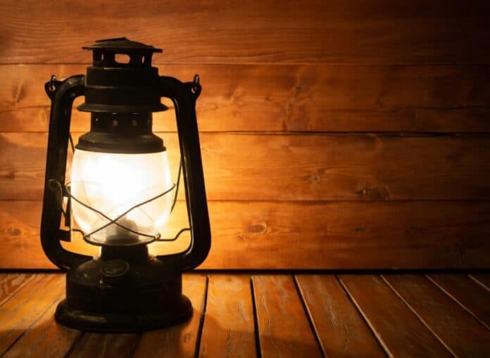 Φάρος με φως σε ξύλινο τοίχο, συμβολίζει την ελπίδα και την καθοδήγηση. Ιδανικό για την προώθηση της.