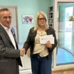 Κυκλική Δημοκρατία επίσκεψη Άνδρας και γυναίκα ανταλλάσσουν χειραψία κατά την επίσκεψη της Κυκλικής Δημοκρατίας στο Ορφανοτροφεί.