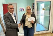 Κυκλική Δημοκρατία επίσκεψη Άνδρας και γυναίκα ανταλλάσσουν χειραψία κατά την επίσκεψη της Κυκλικής Δημοκρατίας στο Ορφανοτροφεί.