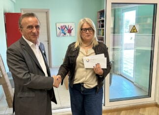 Κυκλική Δημοκρατία επίσκεψη Άνδρας και γυναίκα ανταλλάσσουν χειραψία κατά την επίσκεψη της Κυκλικής Δημοκρατίας στο Ορφανοτροφεί.