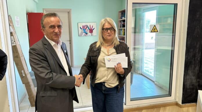 Κυκλική Δημοκρατία επίσκεψη Άνδρας και γυναίκα ανταλλάσσουν χειραψία κατά την επίσκεψη της Κυκλικής Δημοκρατίας στο Ορφανοτροφεί.