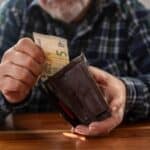 Η «ΚΥΚΛΙΚΗ ΔΗΜΟΚΡΑΤΙΑ» ΑΠΑΝΤΑ ΣΤΟΝ κ. ΜΗΤΣΟΤΑΚΗ – Η ΚΟΙΝΩΝΙΑ ΔΕΝ ΧΡΕΙΑΖΕΤΑΙ «ΔΙΑΡΚΗ ΕΛΕΗΜΟΣΥΝΗ» ΑΛΛΑ ΜΟΝΙΜΗ ΦΟΡΟΛΟΓΙΚΗ ΔΙΚΑΙΟΣΥΝΗ Άνθρωπος βάζει χρήματα σε πορτοφόλι, προωθώντας την οικονομική δικαιοσύνη.