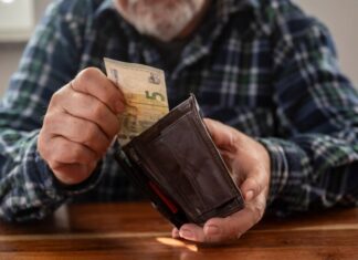 Η «ΚΥΚΛΙΚΗ ΔΗΜΟΚΡΑΤΙΑ» ΑΠΑΝΤΑ ΣΤΟΝ κ. ΜΗΤΣΟΤΑΚΗ – Η ΚΟΙΝΩΝΙΑ ΔΕΝ ΧΡΕΙΑΖΕΤΑΙ «ΔΙΑΡΚΗ ΕΛΕΗΜΟΣΥΝΗ» ΑΛΛΑ ΜΟΝΙΜΗ ΦΟΡΟΛΟΓΙΚΗ ΔΙΚΑΙΟΣΥΝΗ Άνθρωπος βάζει χρήματα σε πορτοφόλι, προωθώντας την οικονομική δικαιοσύνη.