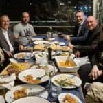 ΣΥΝΑΝΤΗΣΗ ΜΕ ΤΟΝ ΑΝΤΙΠΡΟΕΔΡΟ ΤΗΣ ΔΙΕΘΝΟΥΣ ΕΝΩΣΗΣ ΑΣΤΥΝΟΜΙΚΩΝ ΑΤΤΙΚΗΣ Ομάδα συζητάει για Κυκλική Δημοκρατία σε δείπνο, με θέμα την κοινωνική και πολιτική συμμετοχή.