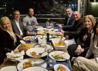 ΣΥΝΑΝΤΗΣΗ ΜΕ ΤΟΝ ΑΝΤΙΠΡΟΕΔΡΟ ΤΗΣ ΔΙΕΘΝΟΥΣ ΕΝΩΣΗΣ ΑΣΤΥΝΟΜΙΚΩΝ ΑΤΤΙΚΗΣ Ομάδα συζητάει για Κυκλική Δημοκρατία σε δείπνο, με θέμα την κοινωνική και πολιτική συμμετοχή.