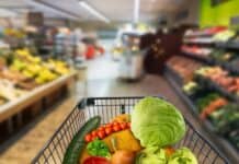 ΠΑΣΧΑ ΜΕ “ΔΑΓΚΩΜΑ”: Η ΑΚΡΙΒΕΙΑ ΣΟΥΒΛΙΖΕΙ ΤΟΝ ΕΛΛΗΝΑ ΠΡΙΝ ΤΟ ΑΡΝΙ Ανθρώπινο καλάθι με φρέσκα φρούτα και λαχανικά σε σούπερ μάρκετ, ιδανικό για υγιεινή διατροφή.