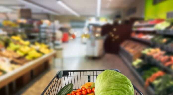 ΠΑΣΧΑ ΜΕ “ΔΑΓΚΩΜΑ”: Η ΑΚΡΙΒΕΙΑ ΣΟΥΒΛΙΖΕΙ ΤΟΝ ΕΛΛΗΝΑ ΠΡΙΝ ΤΟ ΑΡΝΙ Ανθρώπινο καλάθι με φρέσκα φρούτα και λαχανικά σε σούπερ μάρκετ, ιδανικό για υγιεινή διατροφή.