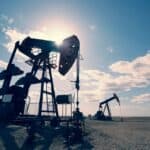 ΟΧΙ ΑΛΛΑ «PASS» ΕΞΑΠΑΤΗΣΗΣ ΜΕ ΠΡΟΣΧΗΜΑ ΤΙΣ ΔΙΕΘΝΕΙΣ ΚΡΙΣΕΙΣ Αντικείμενα πετρελαίου και εξόρυξης πετρελαίου σε ανοιχτό πεδίο με ουρανό και σύννεφα.