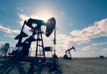 ΟΧΙ ΑΛΛΑ «PASS» ΕΞΑΠΑΤΗΣΗΣ ΜΕ ΠΡΟΣΧΗΜΑ ΤΙΣ ΔΙΕΘΝΕΙΣ ΚΡΙΣΕΙΣ Αντικείμενα πετρελαίου και εξόρυξης πετρελαίου σε ανοιχτό πεδίο με ουρανό και σύννεφα.