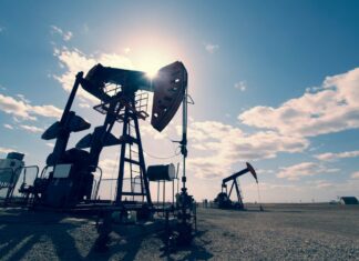 ΟΧΙ ΑΛΛΑ «PASS» ΕΞΑΠΑΤΗΣΗΣ ΜΕ ΠΡΟΣΧΗΜΑ ΤΙΣ ΔΙΕΘΝΕΙΣ ΚΡΙΣΕΙΣ Αντικείμενα πετρελαίου και εξόρυξης πετρελαίου σε ανοιχτό πεδίο με ουρανό και σύννεφα.