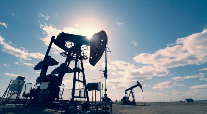 ΟΧΙ ΑΛΛΑ «PASS» ΕΞΑΠΑΤΗΣΗΣ ΜΕ ΠΡΟΣΧΗΜΑ ΤΙΣ ΔΙΕΘΝΕΙΣ ΚΡΙΣΕΙΣ Αντικείμενα πετρελαίου και εξόρυξης πετρελαίου σε ανοιχτό πεδίο με ουρανό και σύννεφα.