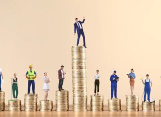 Η ΑΠΑΤΗ ΤΗΣ ΑΝΑΠΤΥΞΗΣ – ΟΙ ΕΡΓΑΖΟΜΕΝΟΙ ΦΤΩΧΟΠΟΙΟΥΝΤΑΙ, ΤΟ ΚΕΦΑΛΑΙΟ ΚΕΡΔΟΣΚΟΠΕΙ Ανθρώπινη αλυσίδα εργαζομένων πάνω σε νομίσματα, συμβολίζοντας την οικονομική ανισότητα και την ανάγ.