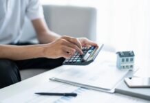 Έξω Πάμε Καλά, Μέσα Βουλιάζουμε: Η Διπλή Γλώσσα του Μαξίμου