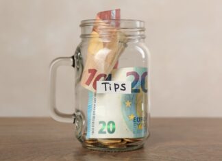 Το Φιλοδώρημα της Κυβέρνησης και το Πλεόνασμα της Υπερφορολόγησης