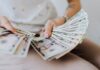 Το «Ελληνικό Παράδειγμα» των Μισθών Πείνας και της Εργασιακής Γαλέρας που Διαφημίζει η Νίκη Κεραμέως στις Βρυξέλλες!
