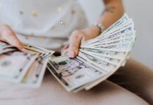 Το «Ελληνικό Παράδειγμα» των Μισθών Πείνας και της Εργασιακής Γαλέρας που Διαφημίζει η Νίκη Κεραμέως στις Βρυξέλλες!