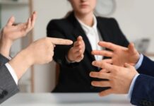 Το Θέατρο του Παραλόγου στην Αριστερά του Συστήματος: Τσακώνονται για τις Καρέκλες και τις «Στρατηγικές» την Ώρα που η Κοινωνία Λυγίζει!